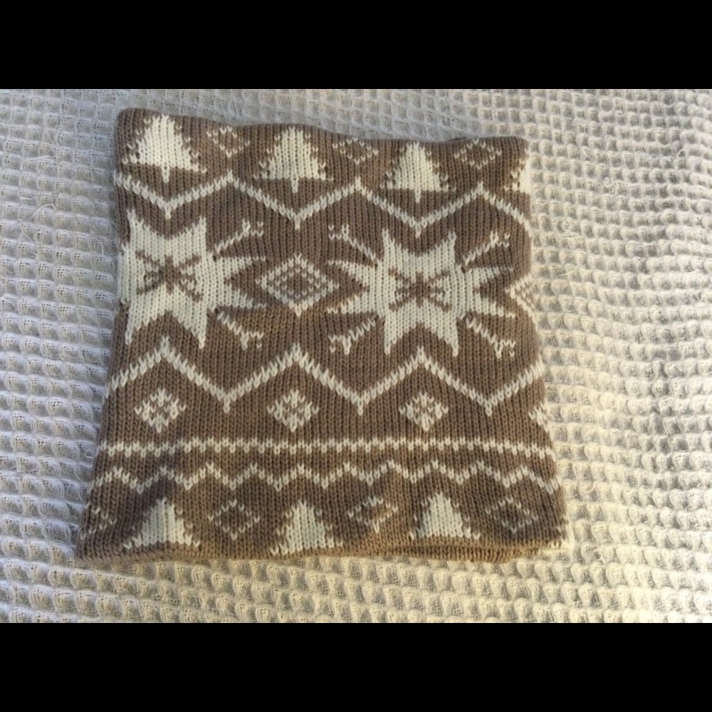 Mukluks women’s scarf